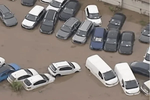 Imagem colorida de carros ilhados. Metrópoles