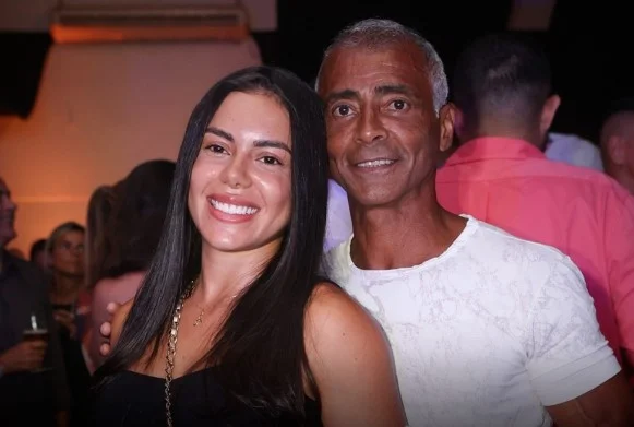 Romário posa com a nova namorada em foto colorida - Metrópoles