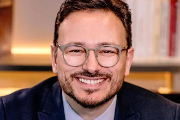 Foto colorida do professor de direito e advogado Conrado Paulino da Rosa - Metrópoles