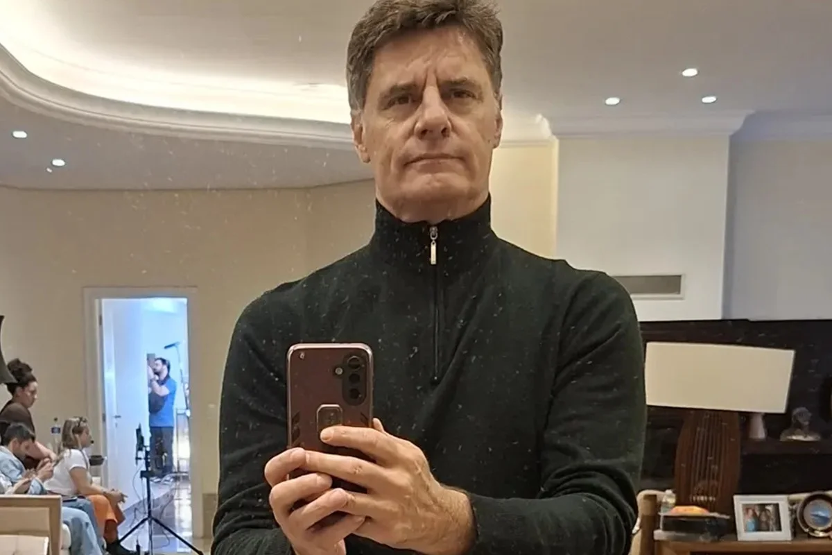 Renato Scarpin faz selfie no espelho Renato Scarpin faz selfie no espelho