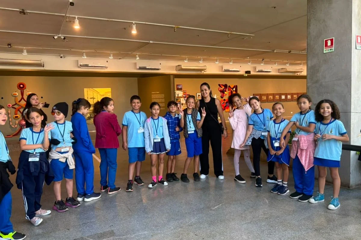 Alunos da EC 204 Sul visitam mostra Constelações Contemporâneas Alunos da EC 204 Sul visitam mostra Constelações Contemporâneas