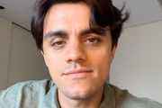 Felipe Simas posa para as redes sociais