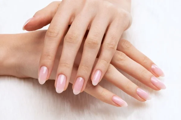 mão com unhas feitas de gel - Metrópoles