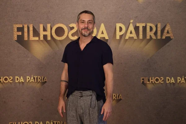 Alexandre Nero “mata” Regina Duarte em programa e fica constrangido