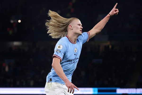 Jogador Erling Haaland acena em jogo de futebol - Metrópoles