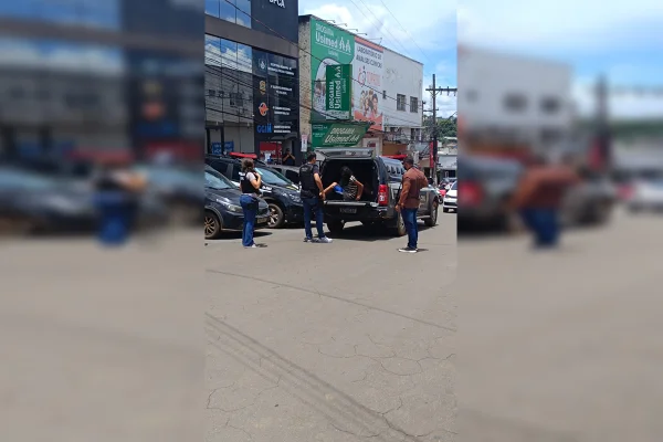 Imagem colorida de mulher sendo presa no Entorno do DF
