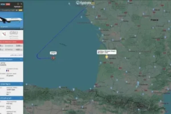 Imagem colorida, Cheiro de queimado força pouso emergencial em voo da França para SP - Metrópoles