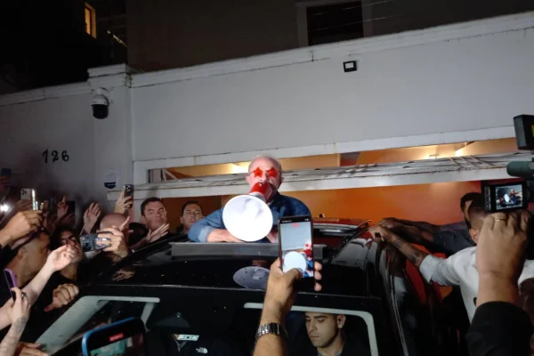 Lula sai de casa para acompanhar apuração dos votos em hotel de SP