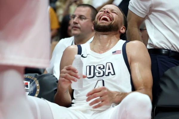 Stephen Curry #4 dos EUA durante jogo contra a Sérvia