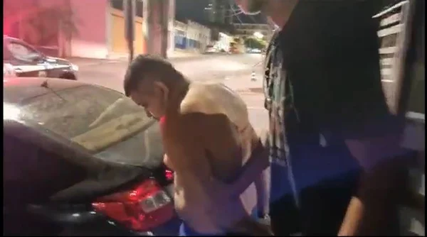 Homem sendo preso