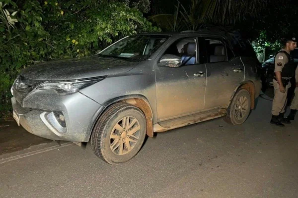 Foto colorida de carro do prefeito usado em sequestro - Metrópoles