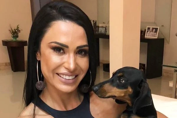 Boa forma até no ar! Gracyanne dispensa lanche e leva marmita no avião