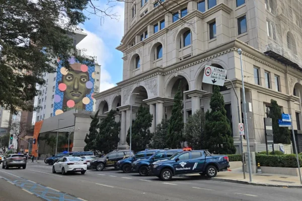 Imagem colorida de viaturas da Receita Federal na Avenida Faria Lima, em São Paulo. Metrópoles