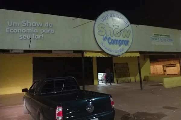 Vídeo: clientes e funcionários de supermercado no DF são feitos reféns
