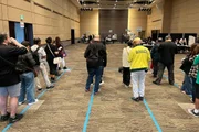 Votação para o 2º turno da eleição brasileira em Ariake Tower, o maior local de votação de Tóquio
