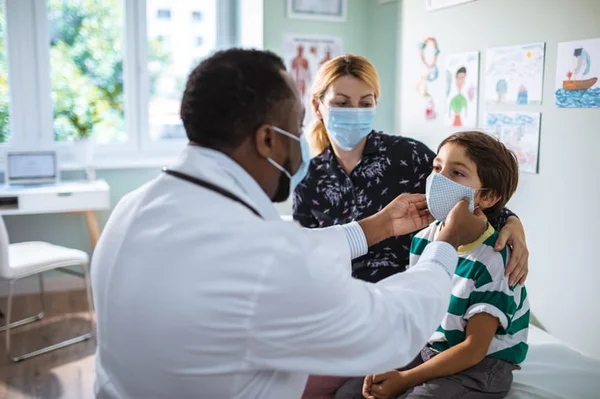 Médico negro, pediatra faz consulta com mãe e filho - Metrópoles