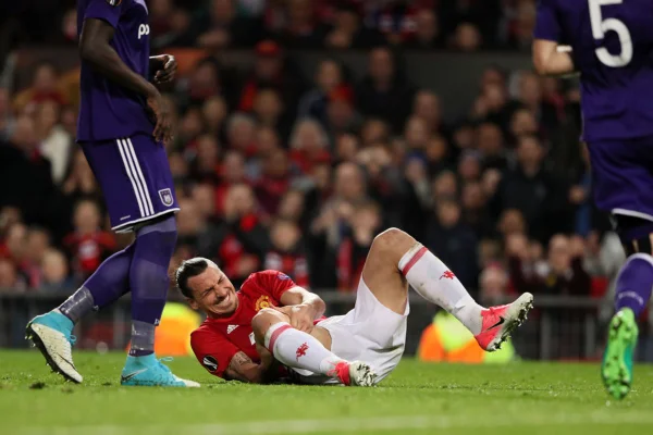 Zlatan Ibrahimovic, do Manchester United, se lesionou durante a partida de volta das quartas de final da Liga Europa da UEFA entre Manchester United e RSC Anderlecht, no Old Trafford, em 20 de março de 2017