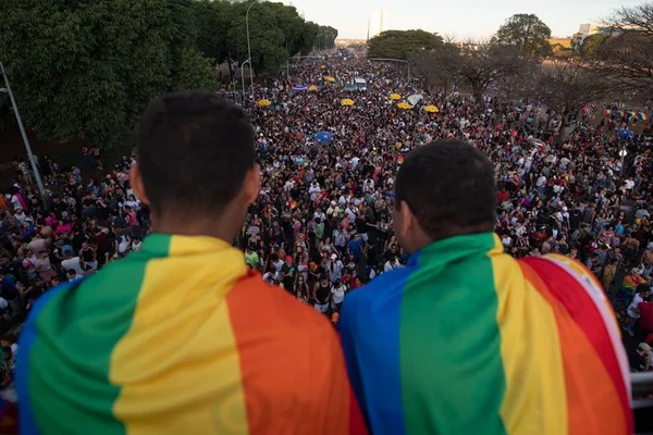 Fotos: após 2 anos, Parada LGBTQIA+ volta ao DF e público comemora