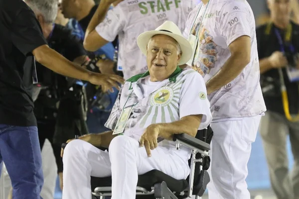 Antônio Fagundes curte Carnaval de cadeira de rodas no RJ. Entenda