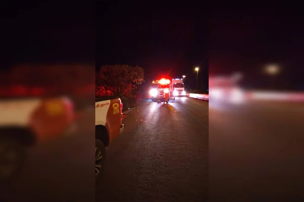 Acidente entre carro e motocicleta deixa um morto em rodovia do DF