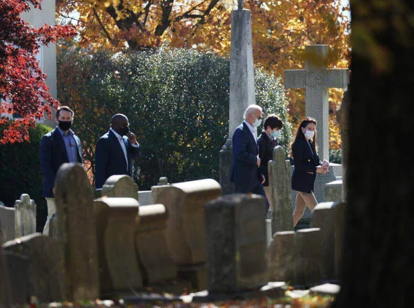 Após vitória na eleições americanas, Joe Biden vai à igreja em Wilmington