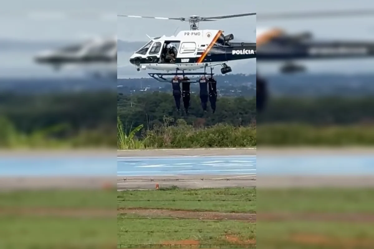 “Treino de guerra” chama atenção com PMs do DF pendurados em aeronave 1 Policiais no helicóptero da PMDF