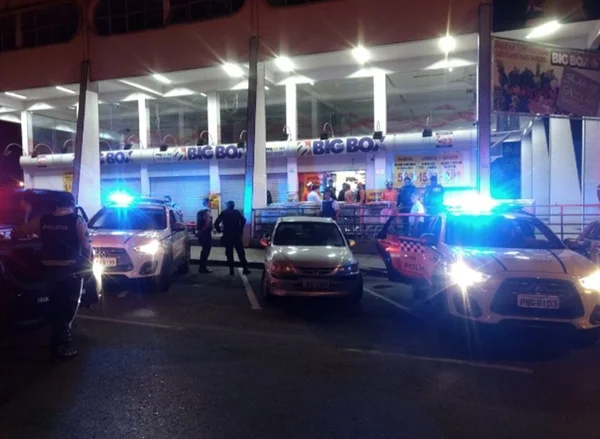 DF: Justiça mantém presos assaltantes que fizeram reféns em mercado - destaque galeria DF: Justiça mantém presos assaltantes que fizeram reféns em mercado - destaque galeria