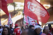 Leandro Grassa faz campanha em assembleia dos rodoviários no Conic, mas vai embora antes da reunião do sindicato.
