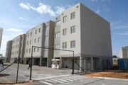 Os apartamentos contam com dois quartos, cozinha integrada, área de serviço e banheiro. Os apartamentos contam com dois quartos, cozinha integrada, área de serviço e banheiro.