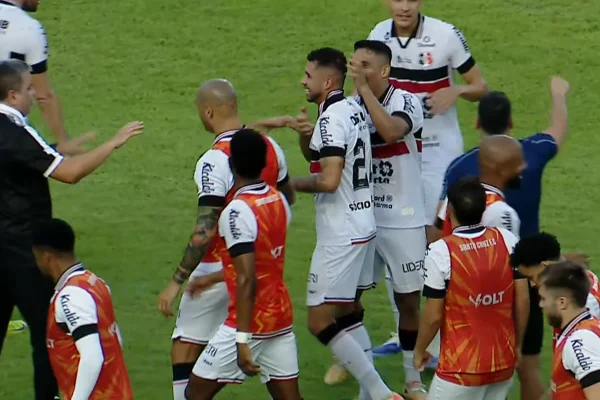 Jogadores do Santa Cruz comemoram golaço do Renato nas semifinais da Série D contra o Maranhão