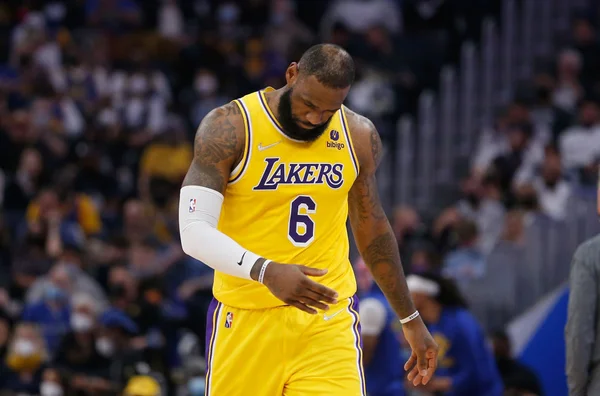 Lebron James em partida contra o Golden State Warriors