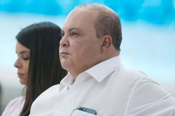 Governador Ibaneis Rocha com a primeira-dama Mayara Noronha Rocha em momento de oração pela paz, com consagração da Rússia e da Ucrânia ao Imaculado Coração de Maria na Catedral de Brasília - Metrópoles