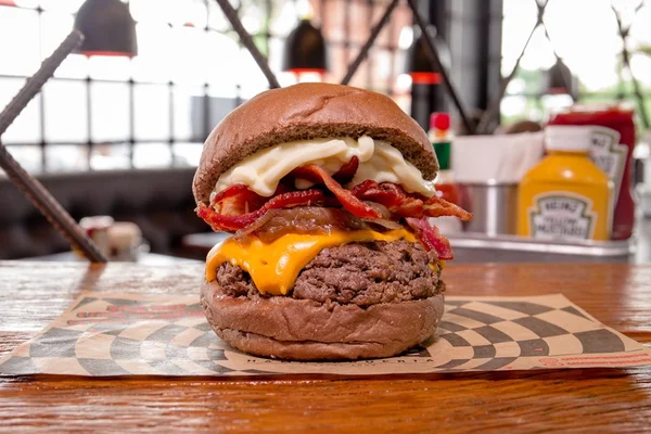 Hamburgueria oferece 50% de desconto em sanduíche neste sábado