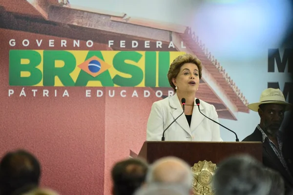 Na Constituição não tem “se não gosto do governo, ele cai”, diz Dilma