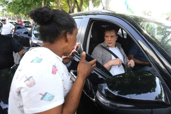 russomanno em carreata