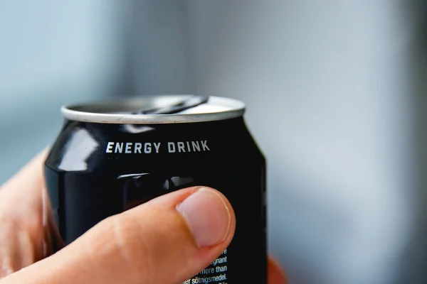 lata preta com a frase Energy Drink - Metrópoles