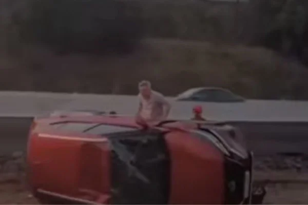 imagem colorida mostra carro capotado na rodovia presidente dutra; secretário de Guarulhos estava ao volante - metrópoles