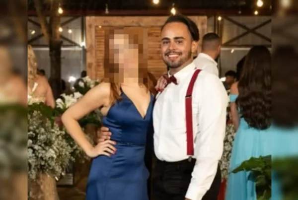 casal de roupa de gala