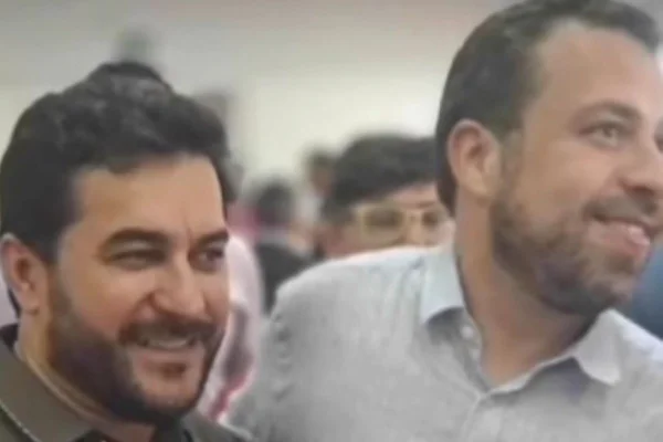 Imagem colorida de Jackson Vilar à esquerda e Guilherme Boulos à direita - Metrópoles