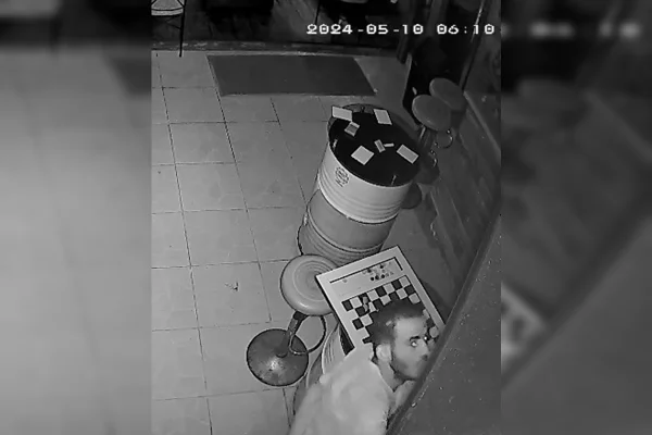 Imagem colorida de homem invadindo cas