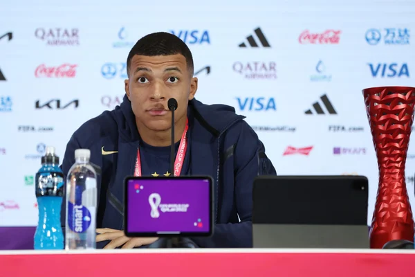 Imagem colorida mostra o jogador Mbappé dando entrevista durante a Copa do Mundo do Catar - Metrópoles