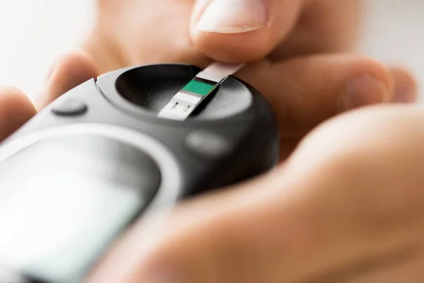 Falta de fitas para medir glicose na rede pública prejudica diabéticos