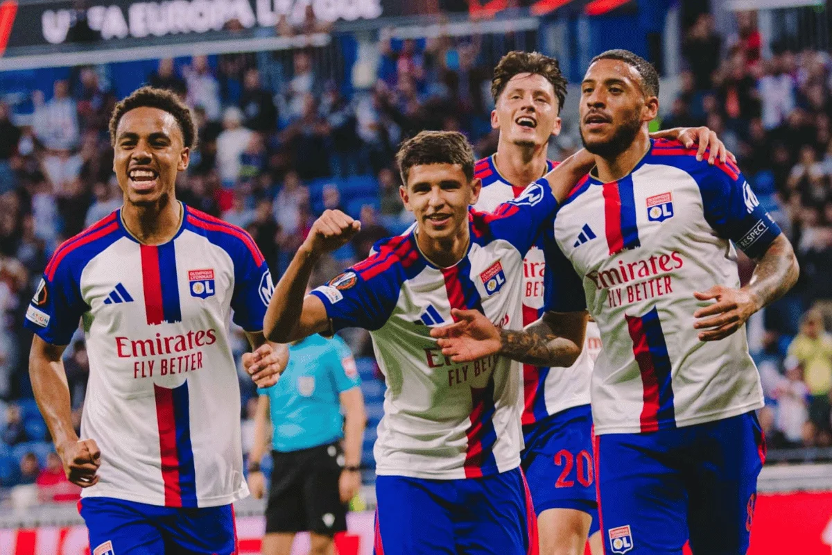 Jogadores do Lyon comemoram na Liga Europa Jogadores do Lyon comemoram na Liga Europa