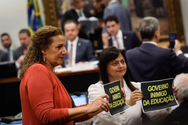 Oposição aproveita queda do WhatsApp para provocar família Bolsonaro