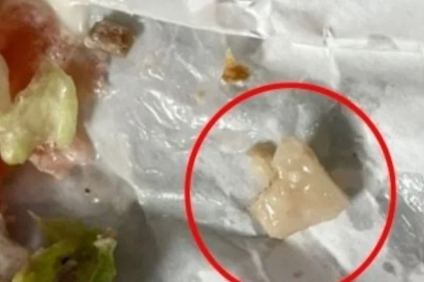 Mulher encontra dente dentro de sanduíche