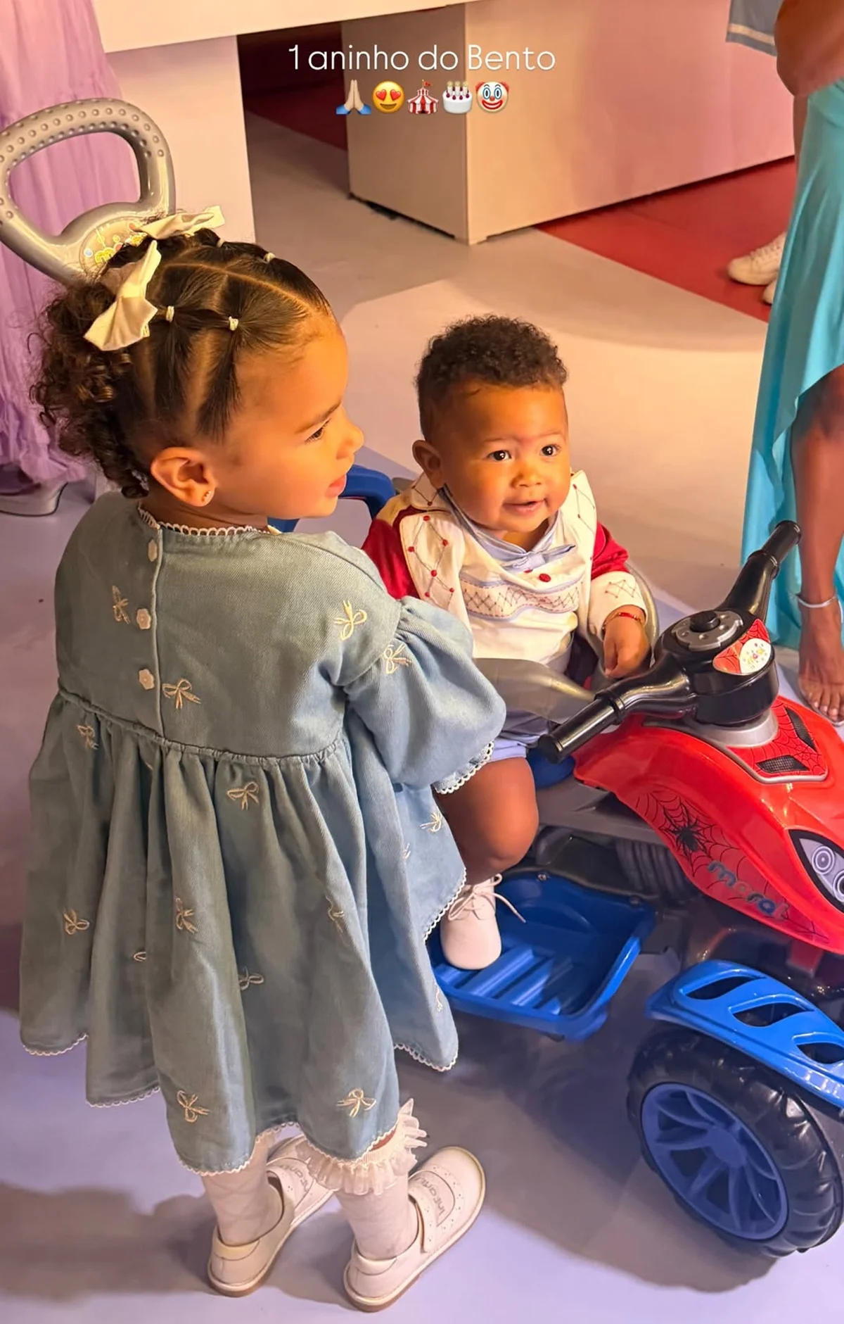 Bruna Biancardi mostra Mavie e Mel na festa de Bento, filho de Thiaguinho Bruna Biancardi mostra Mavie e Mel na festa de Bento, filho de Thiaguinho