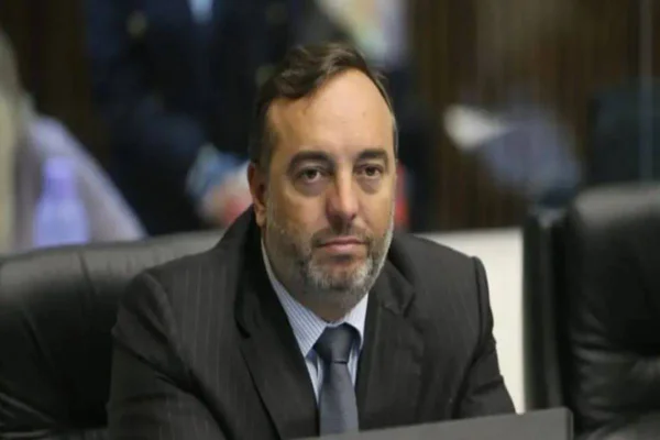 foto colorida de um homem usando um terno preto