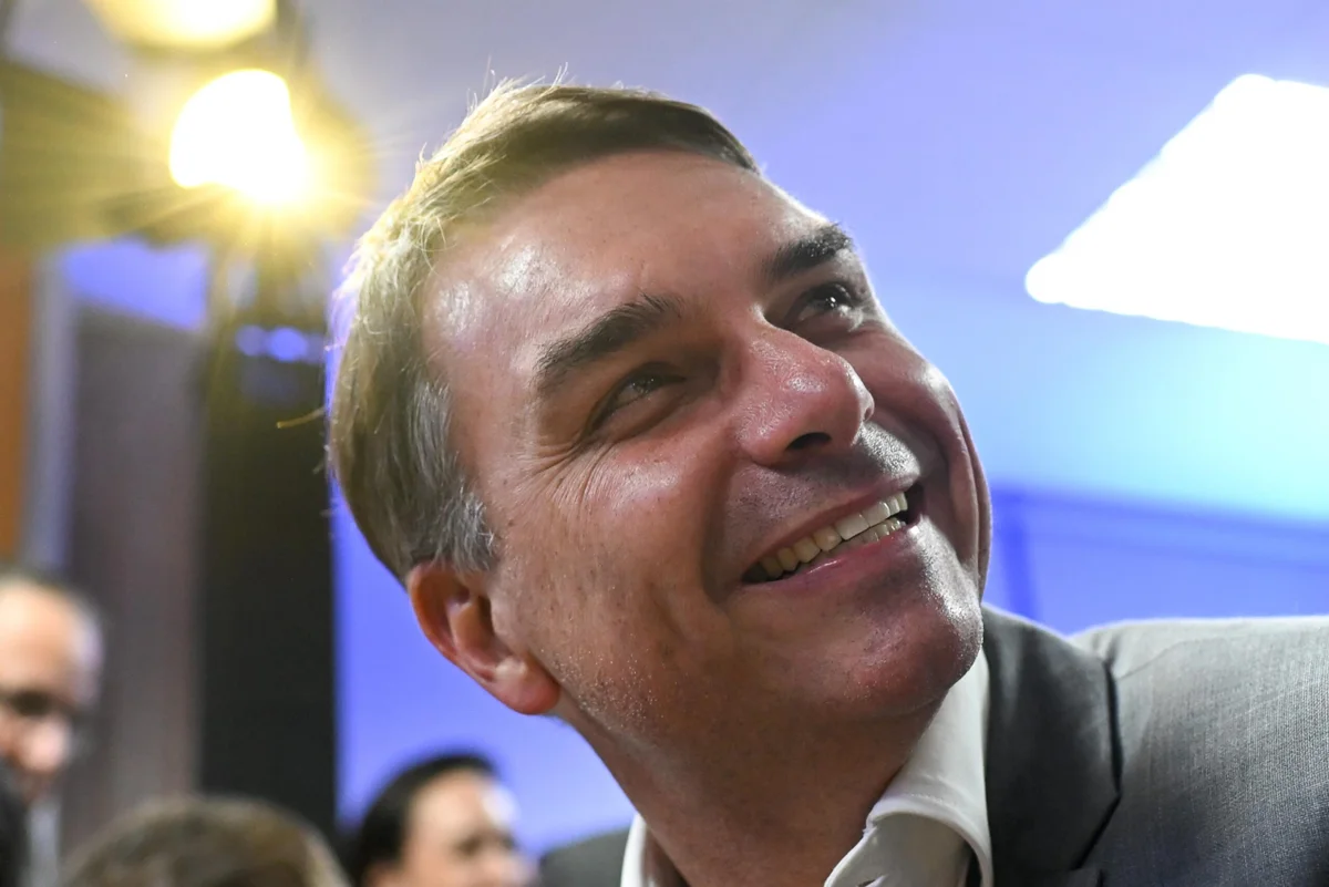 Republicanos oficializou apoio a Flávio Bolsonaro no 2º turno Republicanos oficializou apoio a Flávio Bolsonaro no 2º turno