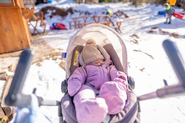 Imagem colorida mostra bebê dormindo no inverno - Metrópoles