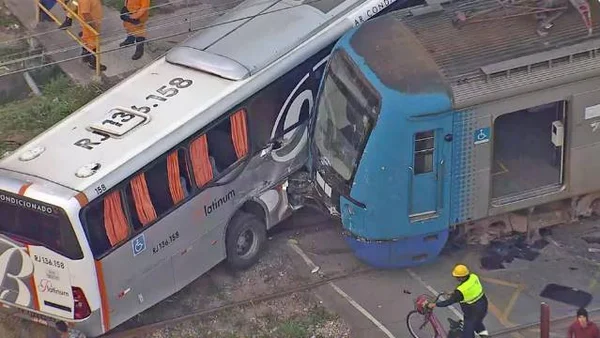 imagem colorida de colisão entre trem e ônibus - Metrópoles